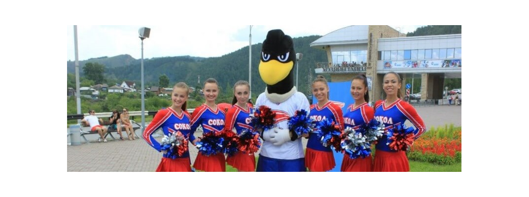 черлидеры с помпонами